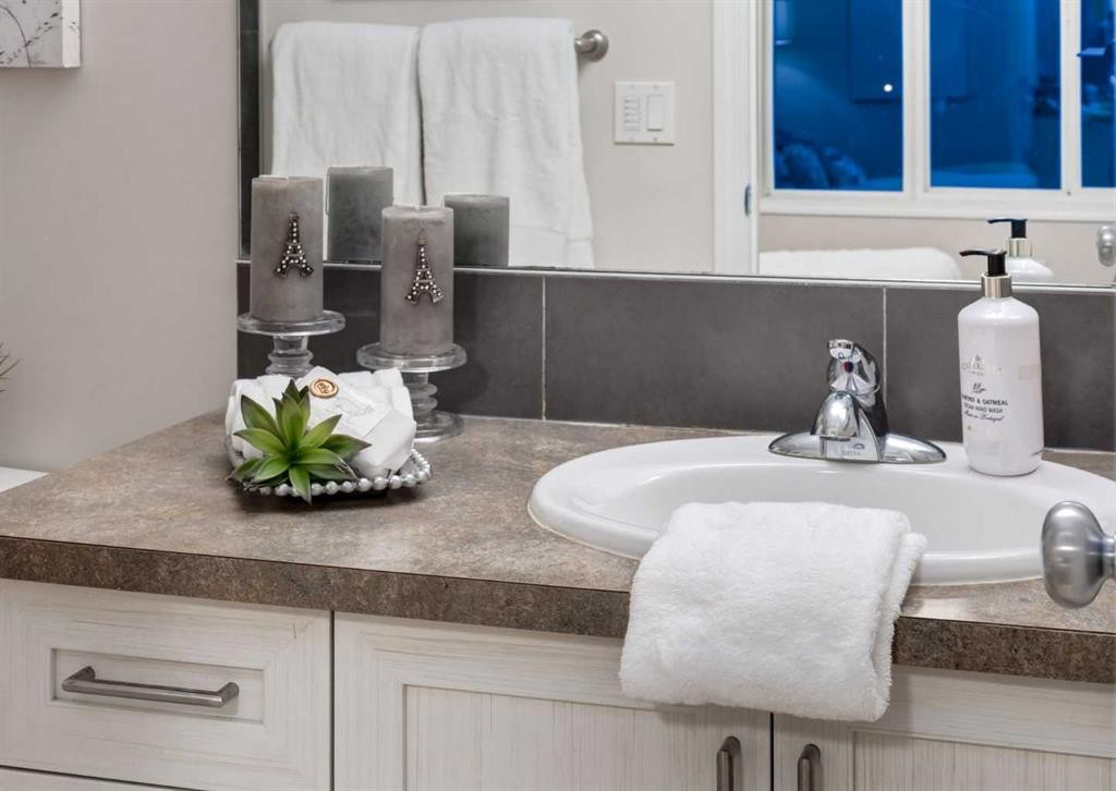 63 Panton Way Nw, Calgary, AB - Indoor Photo Showing Bathroom