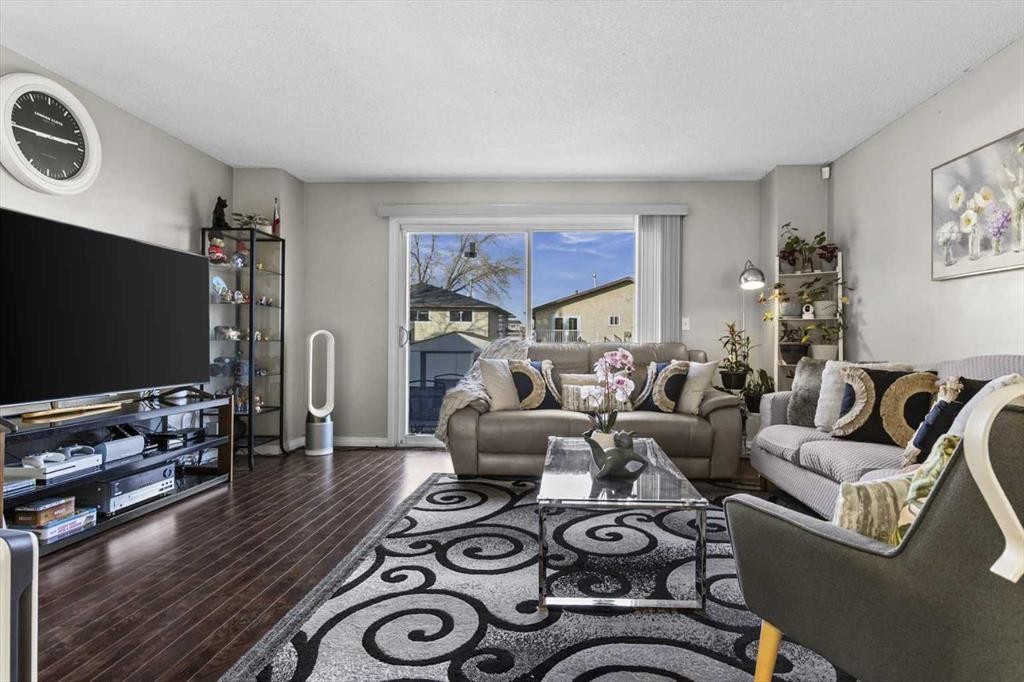 78 Templeson Crescent Ne, Calgary, AB - Indoor Photo Showing Living Room