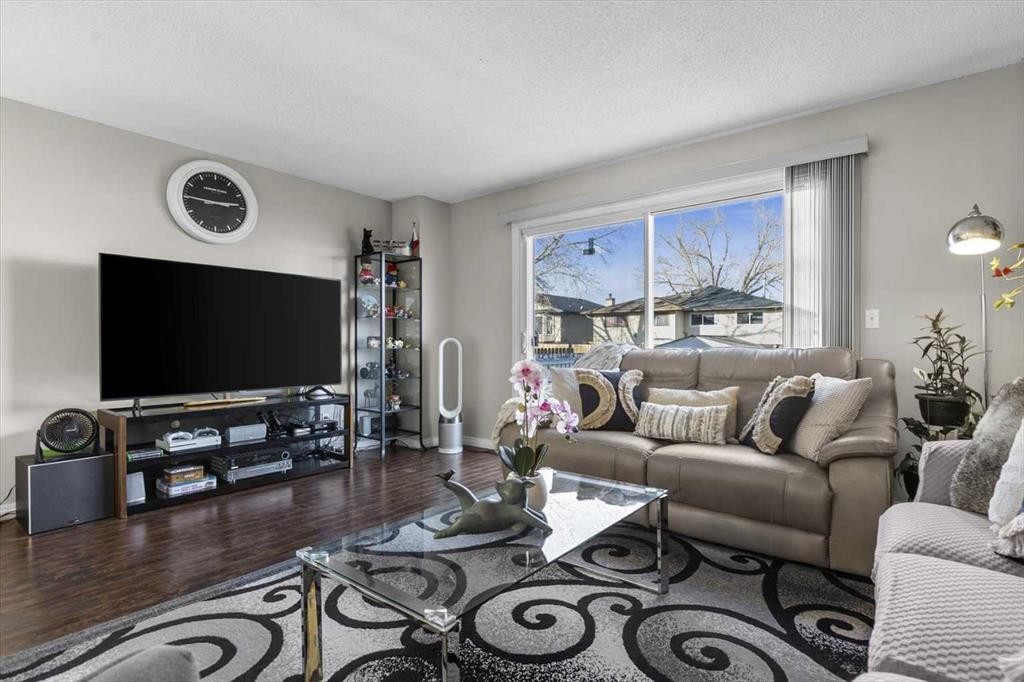 78 Templeson Crescent Ne, Calgary, AB - Indoor Photo Showing Living Room
