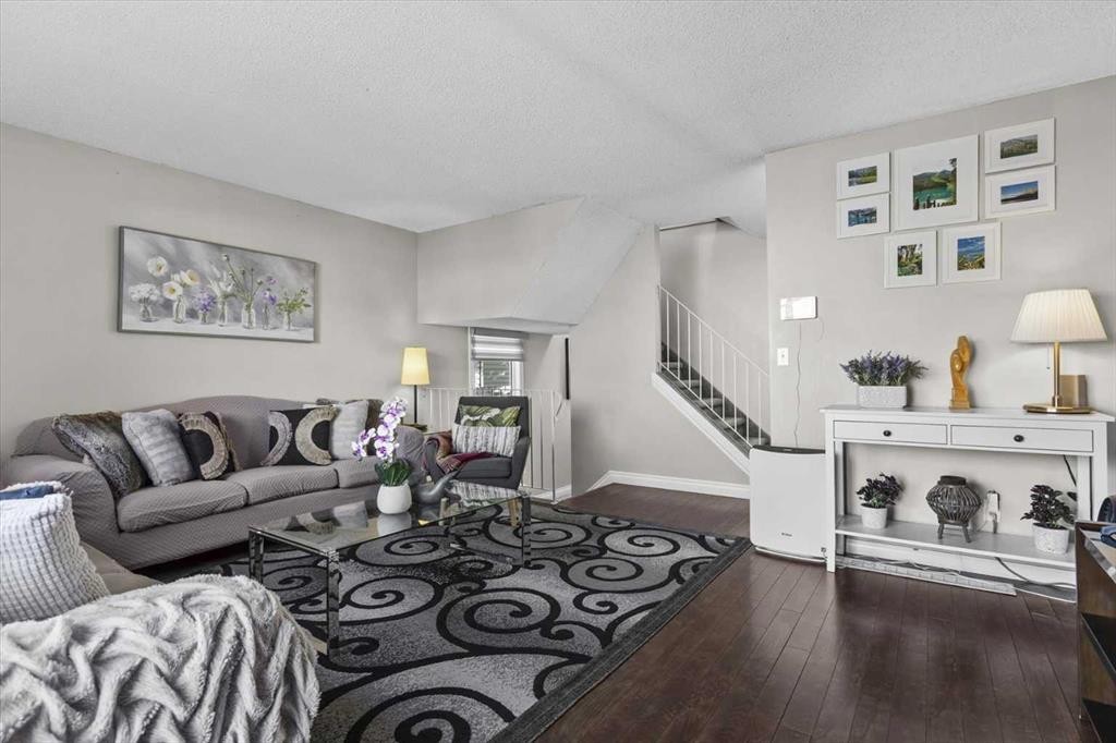 78 Templeson Crescent Ne, Calgary, AB - Indoor Photo Showing Living Room