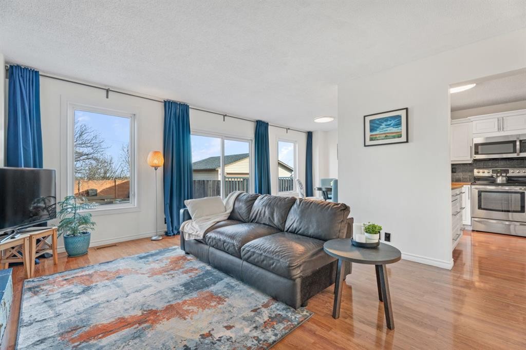164 Beddington Circle Ne, Calgary, AB - Indoor Photo Showing Living Room