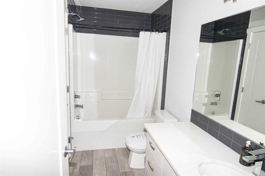 62 Walden Lane Se, Calgary, AB - Indoor Photo Showing Bathroom