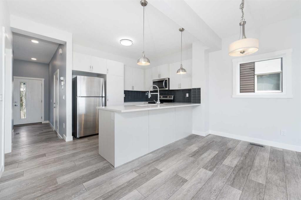62 Walden Lane Se, Calgary, AB - Indoor Photo Showing Kitchen