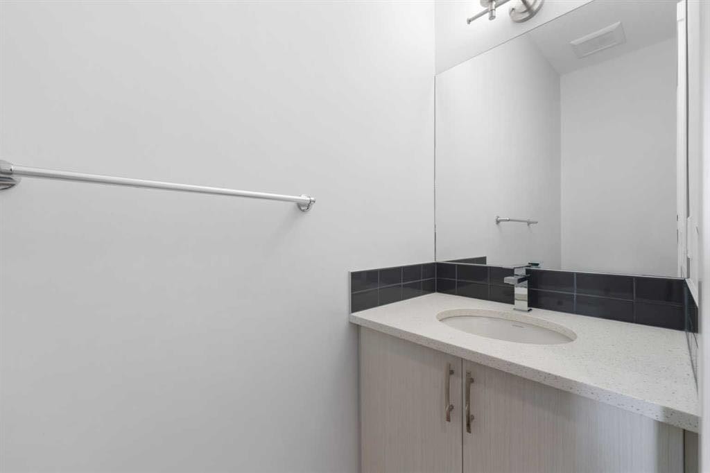 62 Walden Lane Se, Calgary, AB - Indoor Photo Showing Bathroom