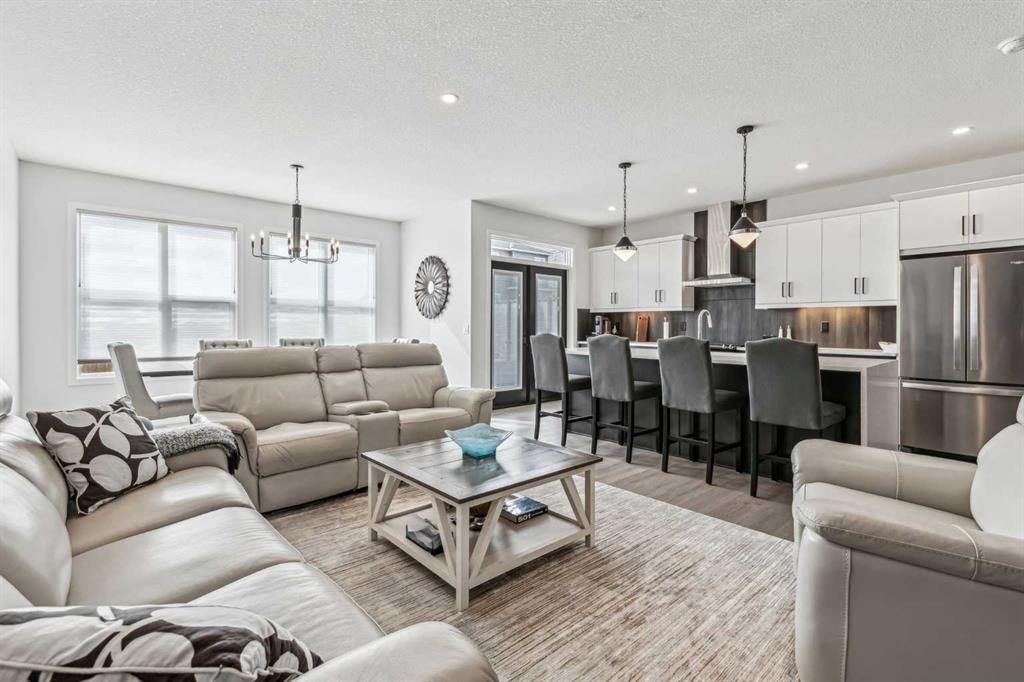 123 Mitchell Way Nw, Calgary, AB - Indoor Photo Showing Living Room
