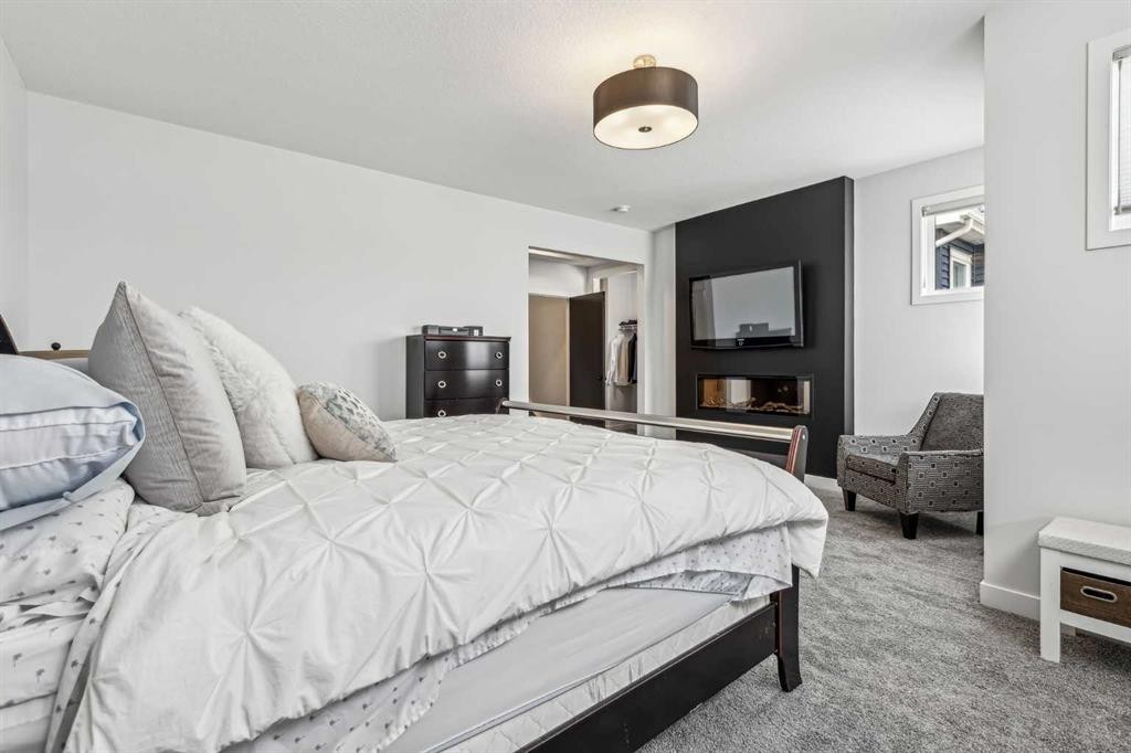 123 Mitchell Way Nw, Calgary, AB - Indoor Photo Showing Bedroom