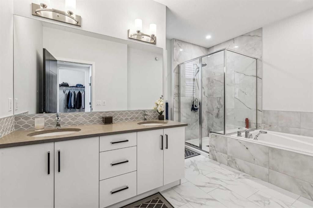 123 Mitchell Way Nw, Calgary, AB - Indoor Photo Showing Bathroom