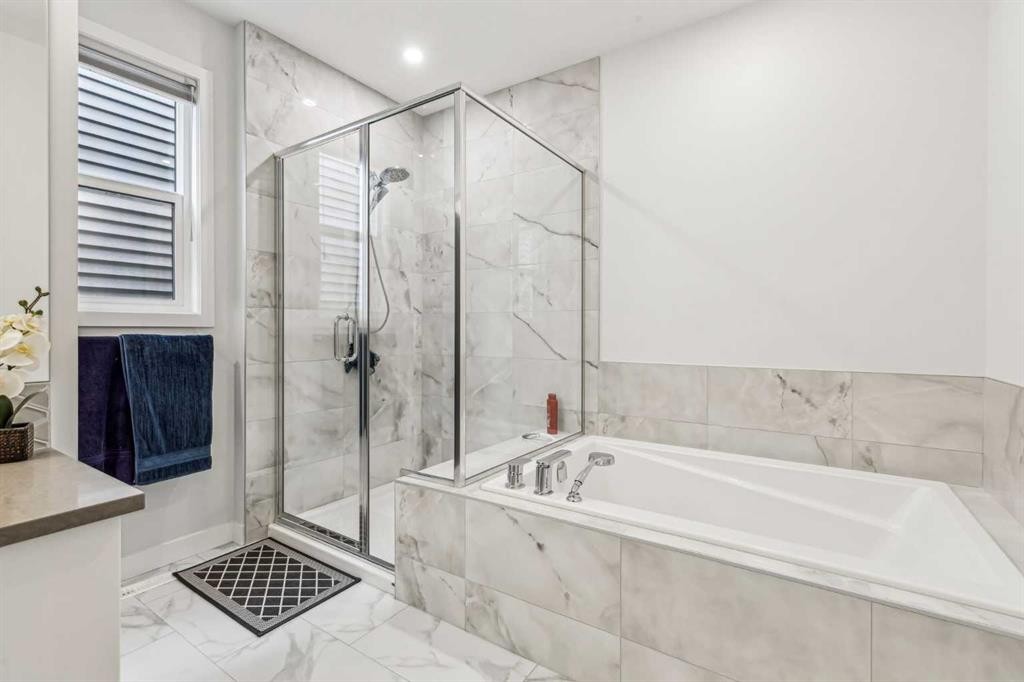 123 Mitchell Way Nw, Calgary, AB - Indoor Photo Showing Bathroom