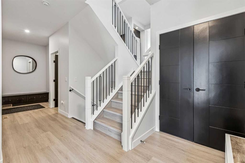 123 Mitchell Way Nw, Calgary, AB - Indoor Photo Showing Other Room