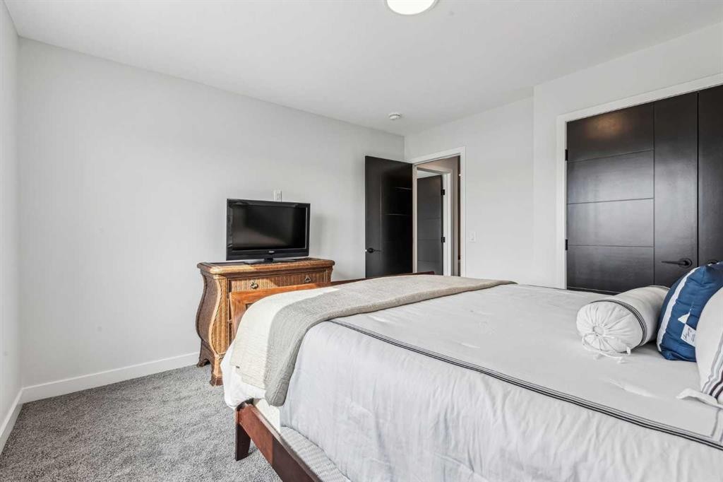 123 Mitchell Way Nw, Calgary, AB - Indoor Photo Showing Bedroom