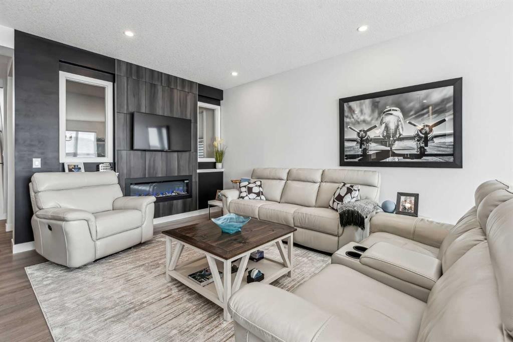 123 Mitchell Way Nw, Calgary, AB - Indoor Photo Showing Living Room