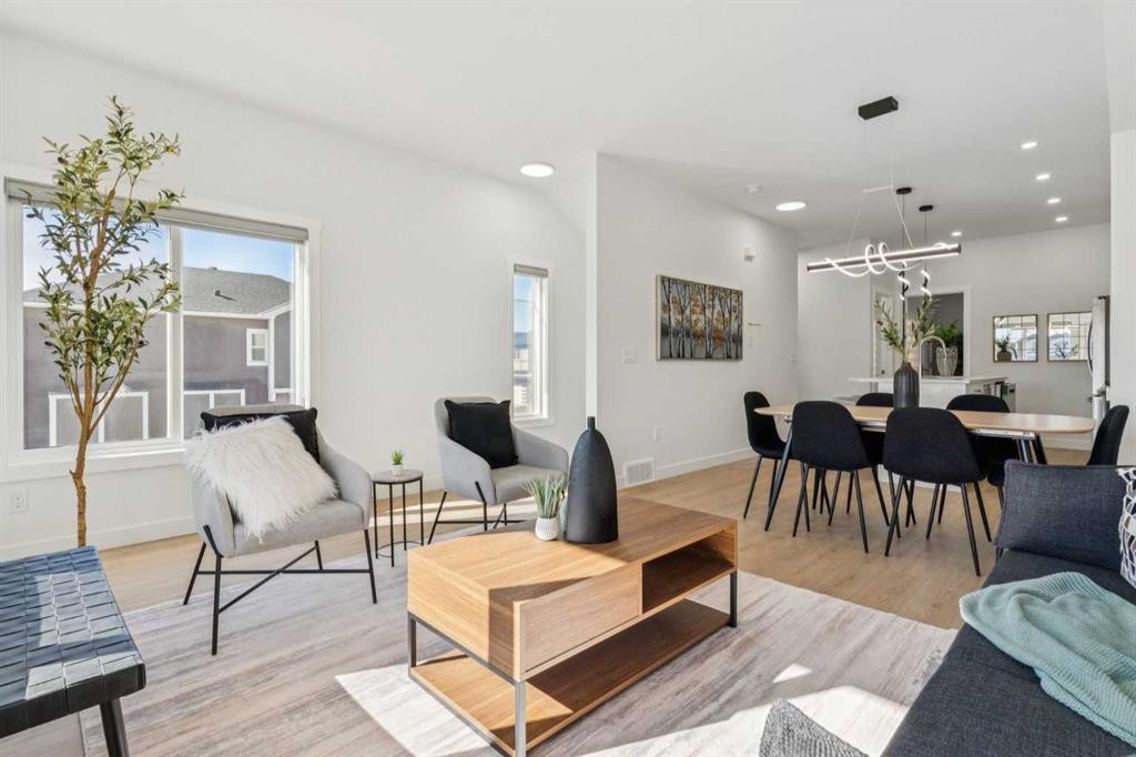 205-95 Saddlecrest Circle Ne, Calgary, AB - Indoor Photo Showing Living Room