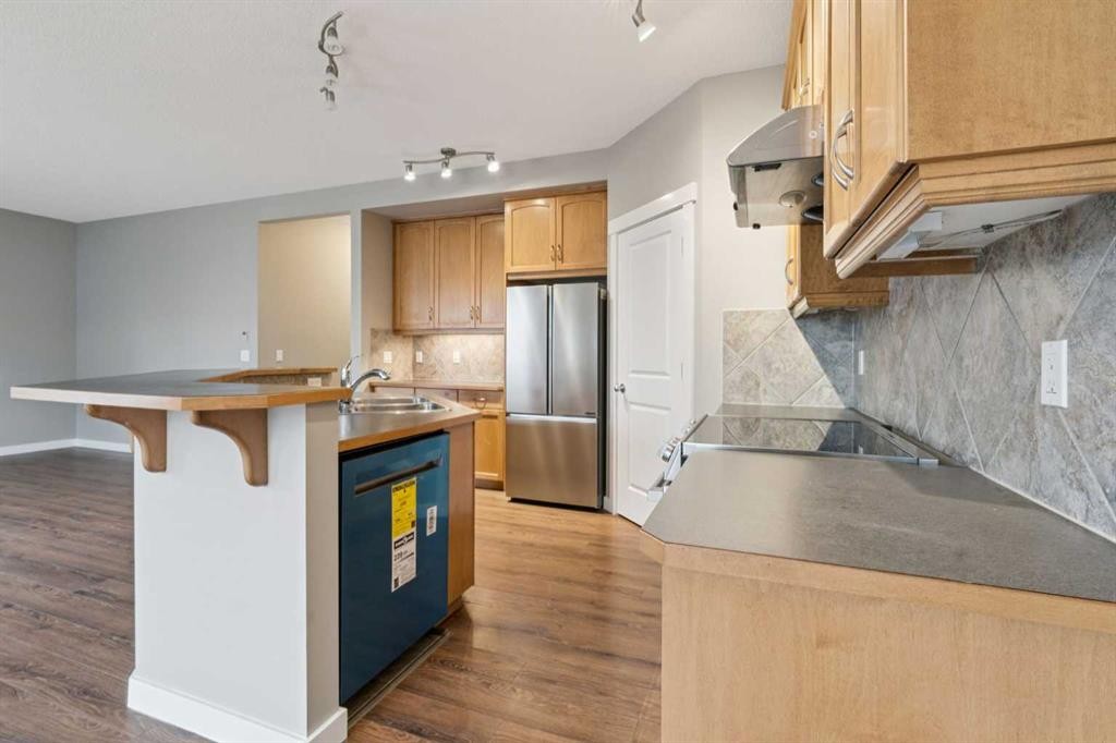 327 Panamount Point Nw, Calgary, AB - Indoor Photo Showing Kitchen