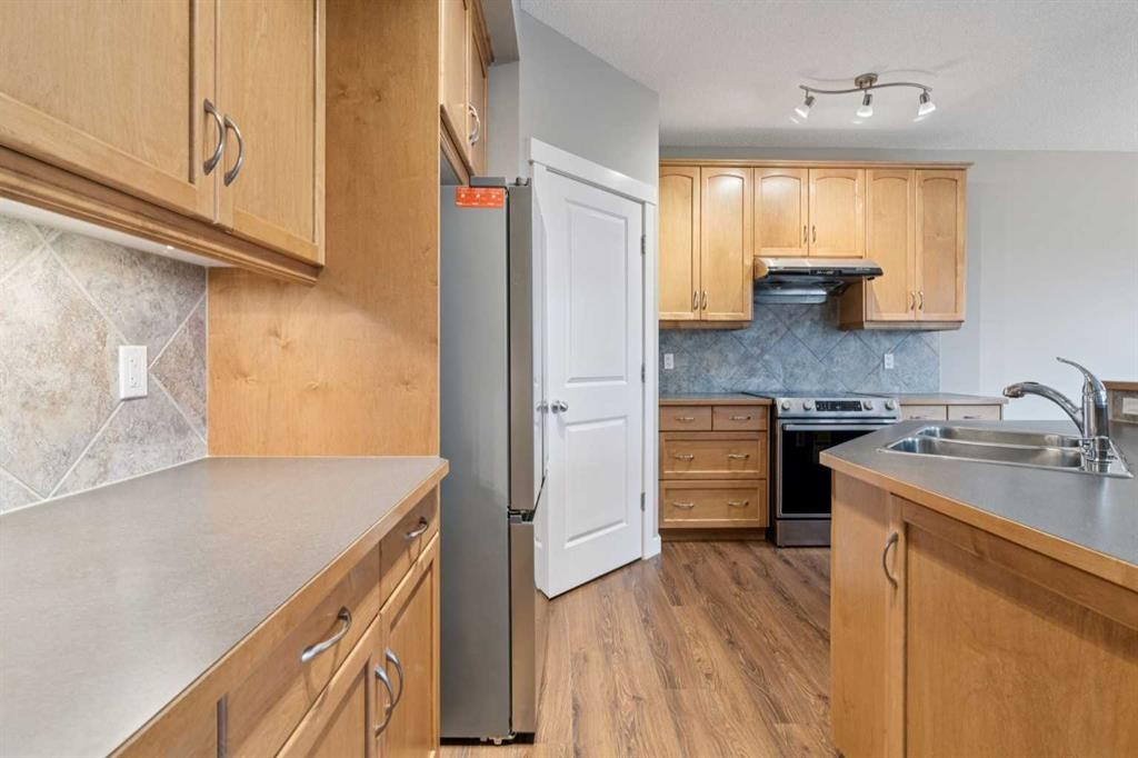 327 Panamount Point Nw, Calgary, AB - Indoor Photo Showing Kitchen With Double Sink