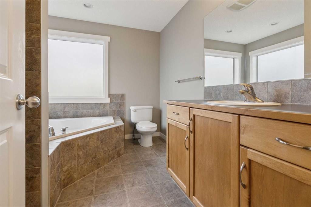 327 Panamount Point Nw, Calgary, AB - Indoor Photo Showing Bathroom