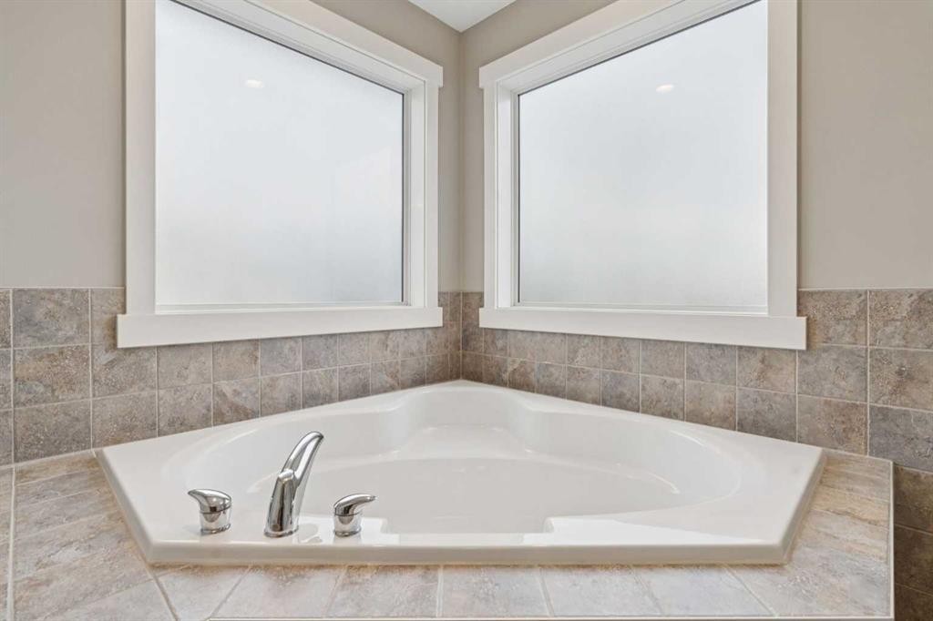 327 Panamount Point Nw, Calgary, AB - Indoor Photo Showing Bathroom