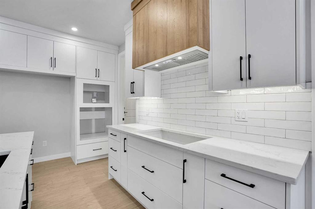 335 Muirfield Crescent, Lyalta, AB - Indoor Photo Showing Kitchen