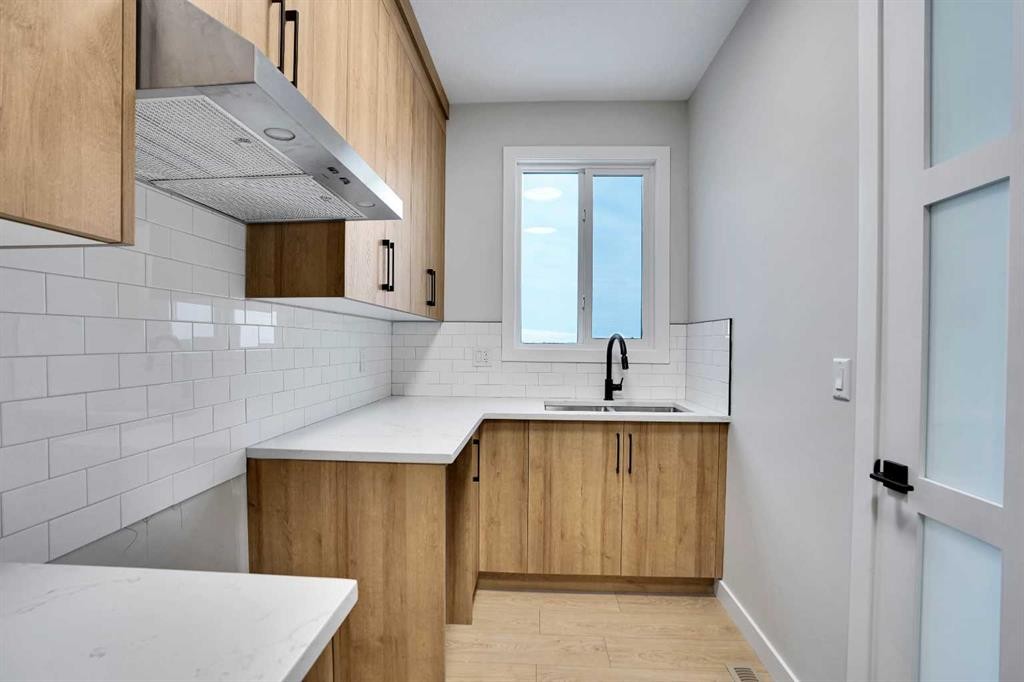 335 Muirfield Crescent, Lyalta, AB - Indoor Photo Showing Kitchen With Double Sink