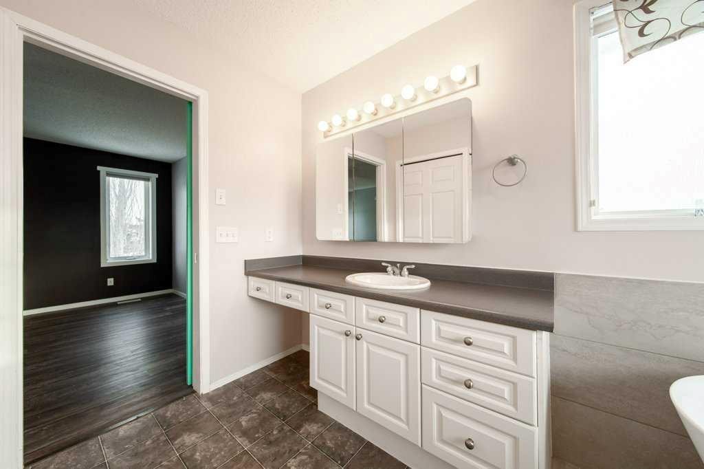 6 Lansing Close, Spruce Grove, AB - Indoor Photo Showing Bathroom