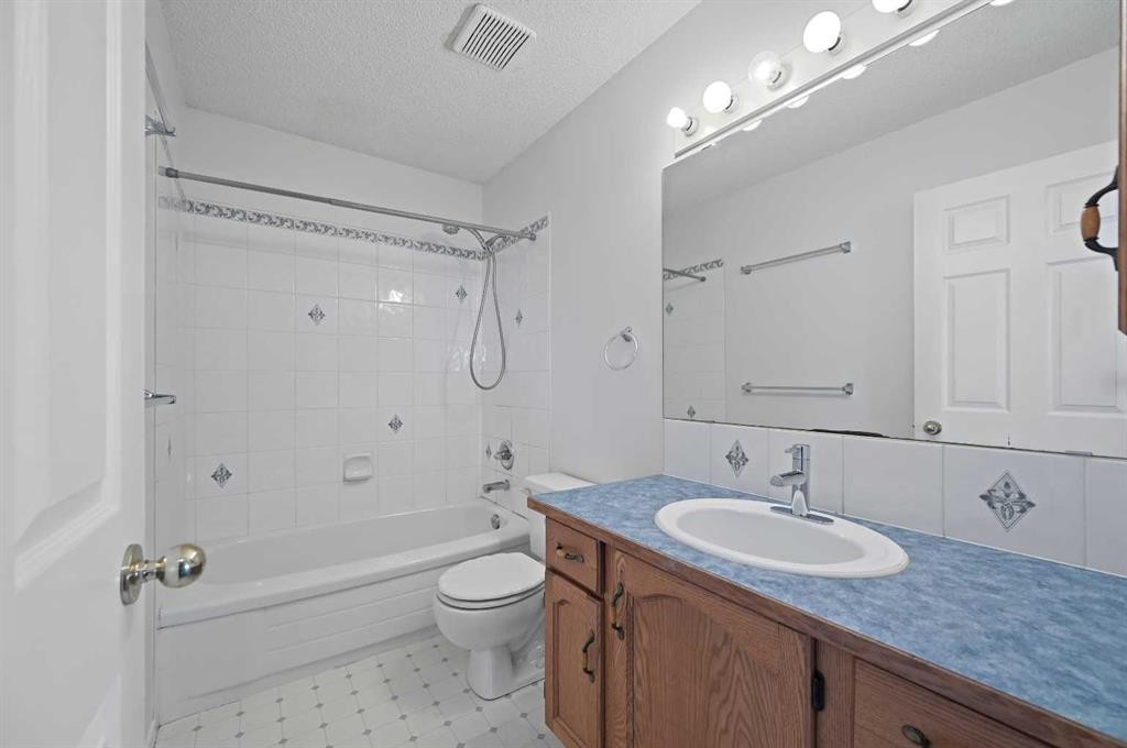 182 Coventry Close Ne, Calgary, AB - Indoor Photo Showing Bathroom