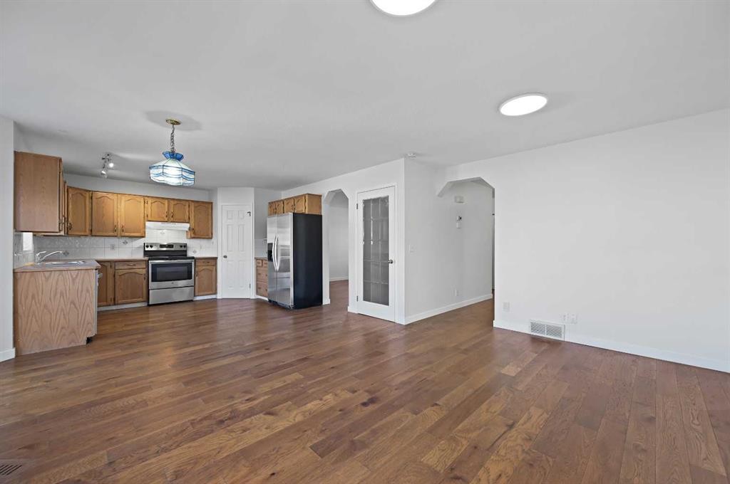 182 Coventry Close Ne, Calgary, AB - Indoor Photo Showing Kitchen