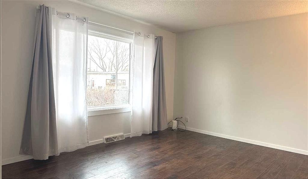 3229 19 Avenue Se, Calgary, AB - Indoor Photo Showing Other Room
