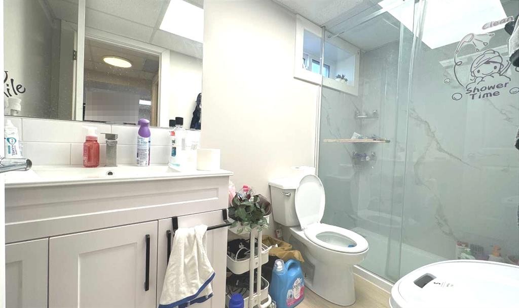 3229 19 Avenue Se, Calgary, AB - Indoor Photo Showing Bathroom