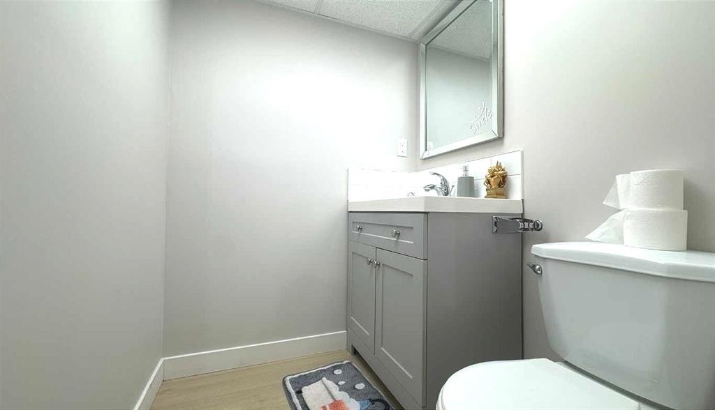 3229 19 Avenue Se, Calgary, AB - Indoor Photo Showing Bathroom