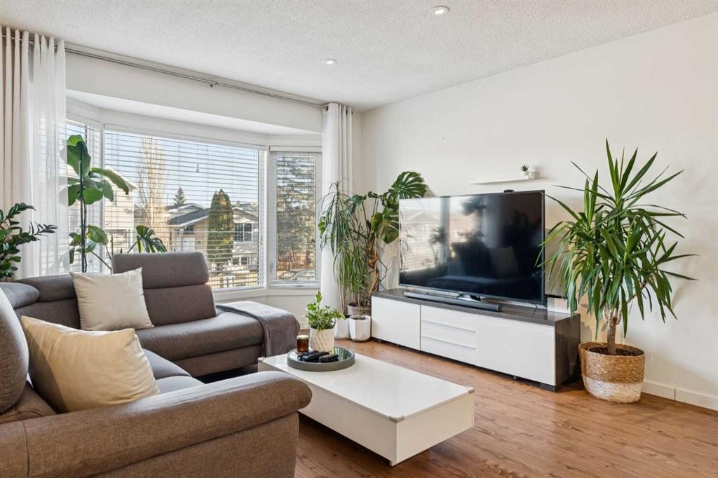 65 Tararidge Close Ne, Calgary, AB - Indoor Photo Showing Living Room