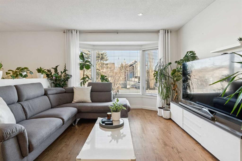 65 Tararidge Close Ne, Calgary, AB - Indoor Photo Showing Living Room