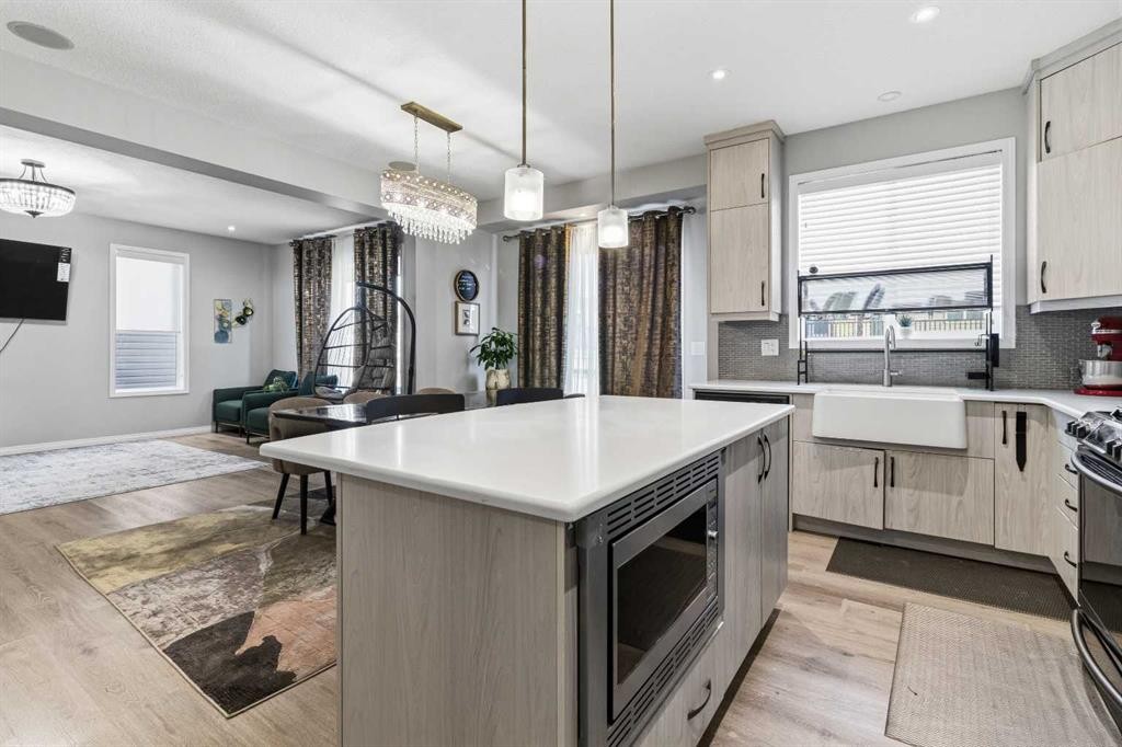 237 Windrow Crescent Sw, Airdrie, AB - Indoor Photo Showing Kitchen With Upgraded Kitchen