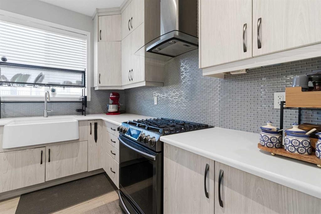 237 Windrow Crescent Sw, Airdrie, AB - Indoor Photo Showing Kitchen With Upgraded Kitchen
