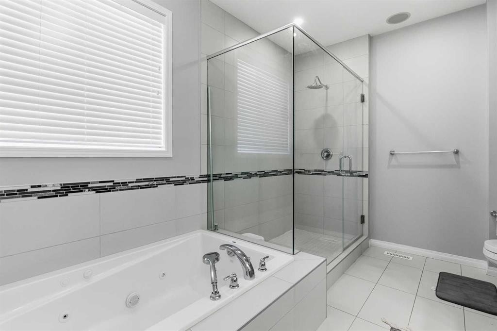 237 Windrow Crescent Sw, Airdrie, AB - Indoor Photo Showing Bathroom