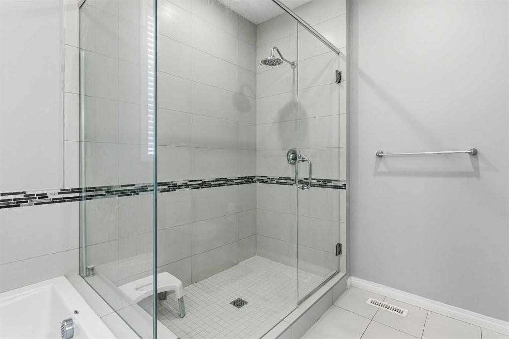 237 Windrow Crescent Sw, Airdrie, AB - Indoor Photo Showing Bathroom