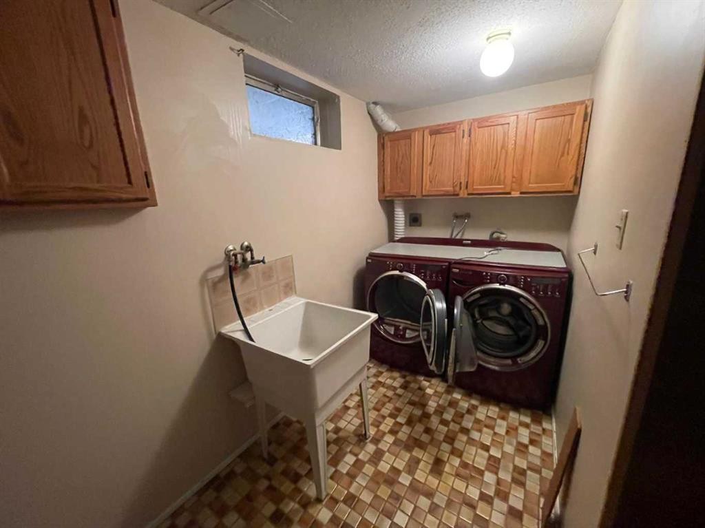 471 78 Avenue Ne, Calgary, AB - Indoor Photo Showing Laundry Room