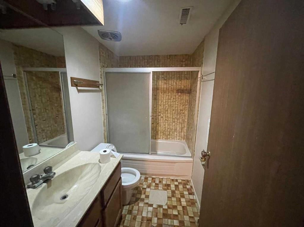 471 78 Avenue Ne, Calgary, AB - Indoor Photo Showing Bathroom
