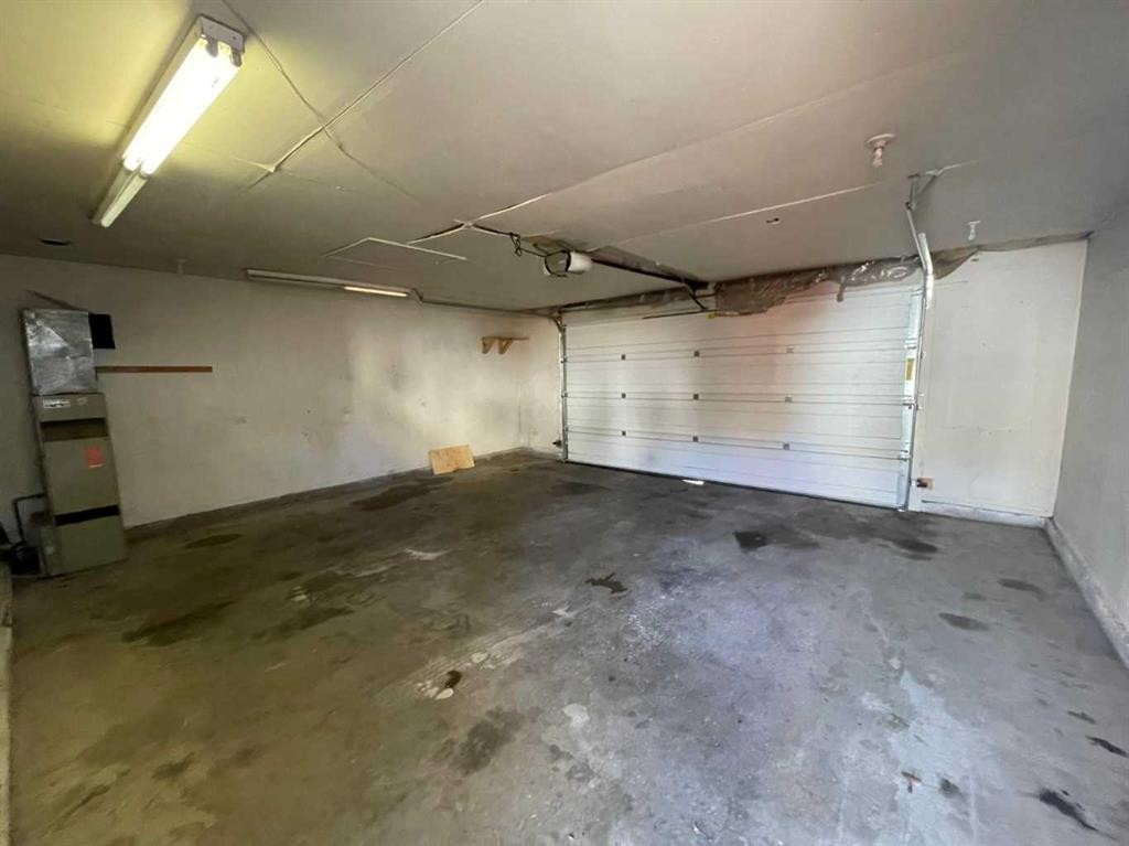 471 78 Avenue Ne, Calgary, AB - Indoor Photo Showing Garage