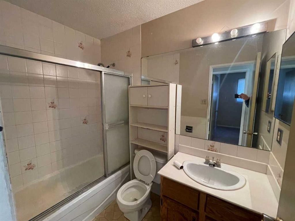 471 78 Avenue Ne, Calgary, AB - Indoor Photo Showing Bathroom