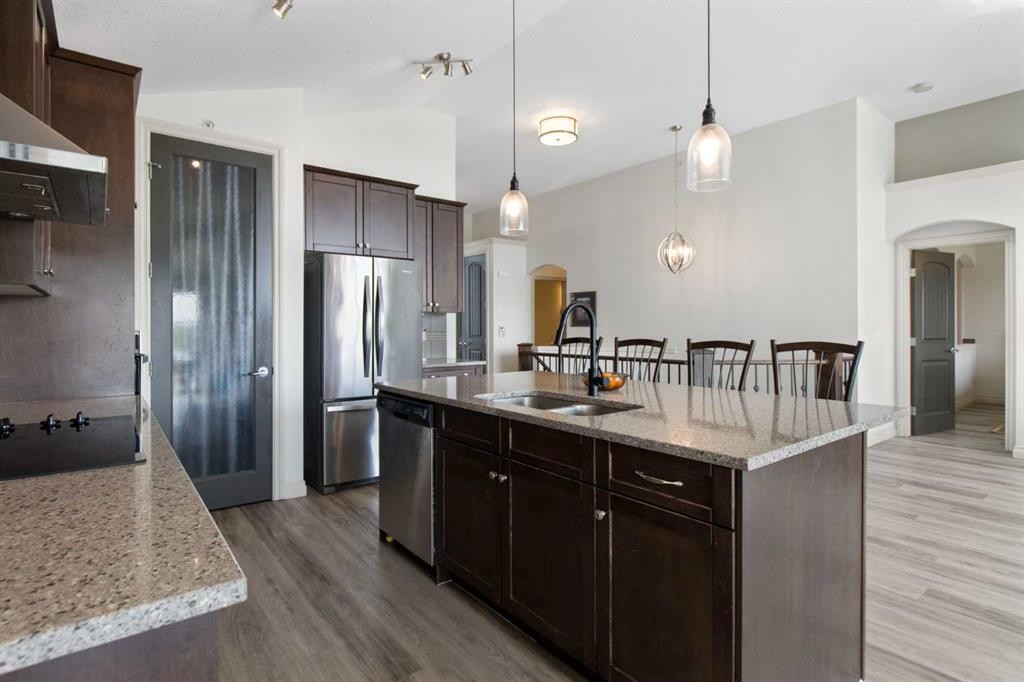11 Muirfield Close, Lyalta, AB - Indoor Photo Showing Kitchen With Double Sink With Upgraded Kitchen