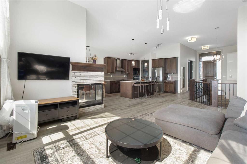 11 Muirfield Close, Lyalta, AB - Indoor Photo Showing Living Room