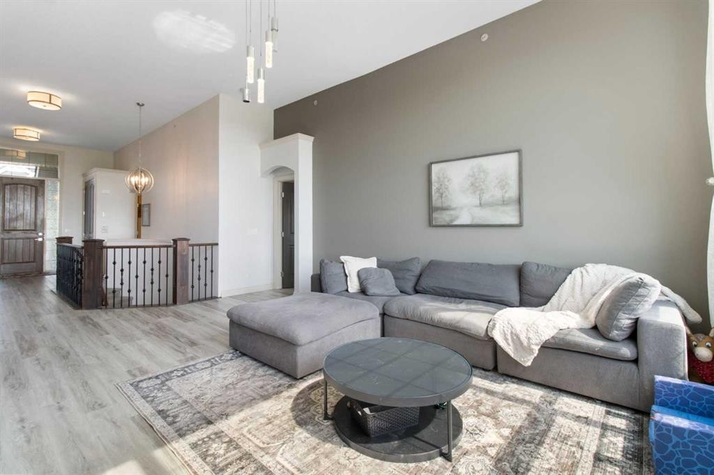 11 Muirfield Close, Lyalta, AB - Indoor Photo Showing Living Room