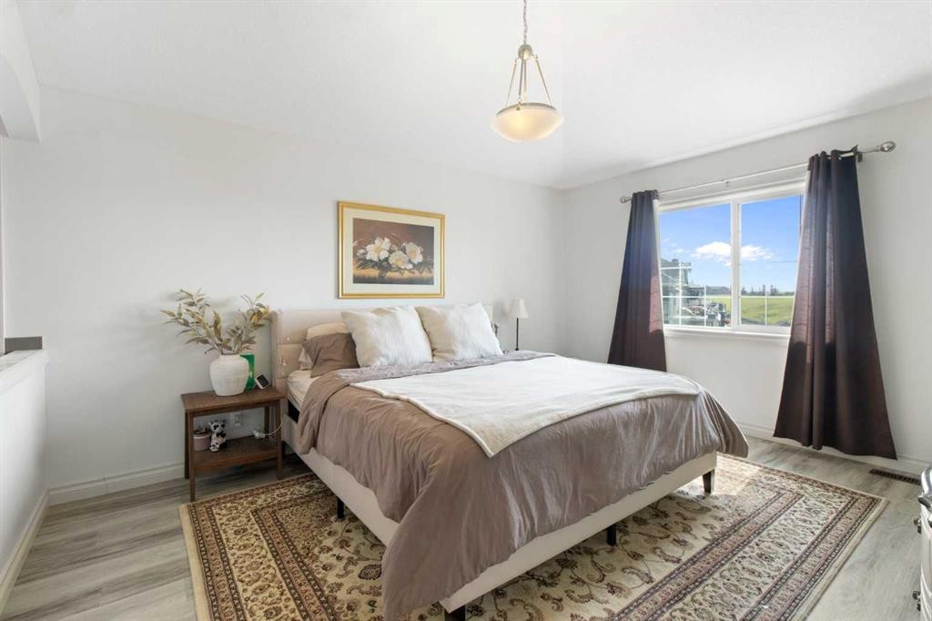 11 Muirfield Close, Lyalta, AB - Indoor Photo Showing Bedroom