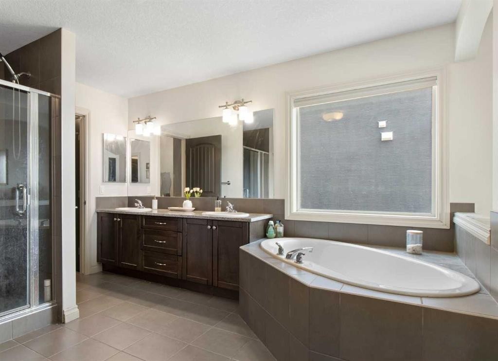 11 Muirfield Close, Lyalta, AB - Indoor Photo Showing Bathroom