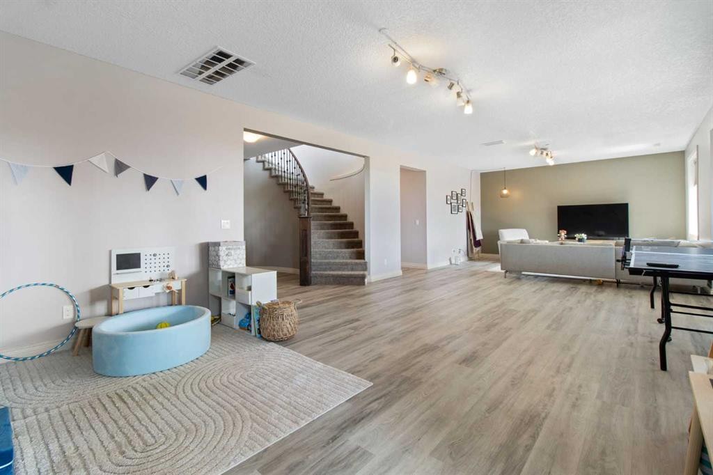 11 Muirfield Close, Lyalta, AB - Indoor