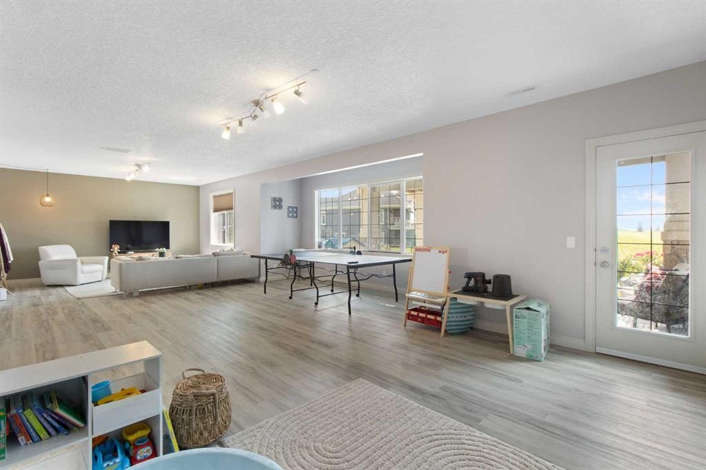 11 Muirfield Close, Lyalta, AB - Indoor Photo Showing Living Room