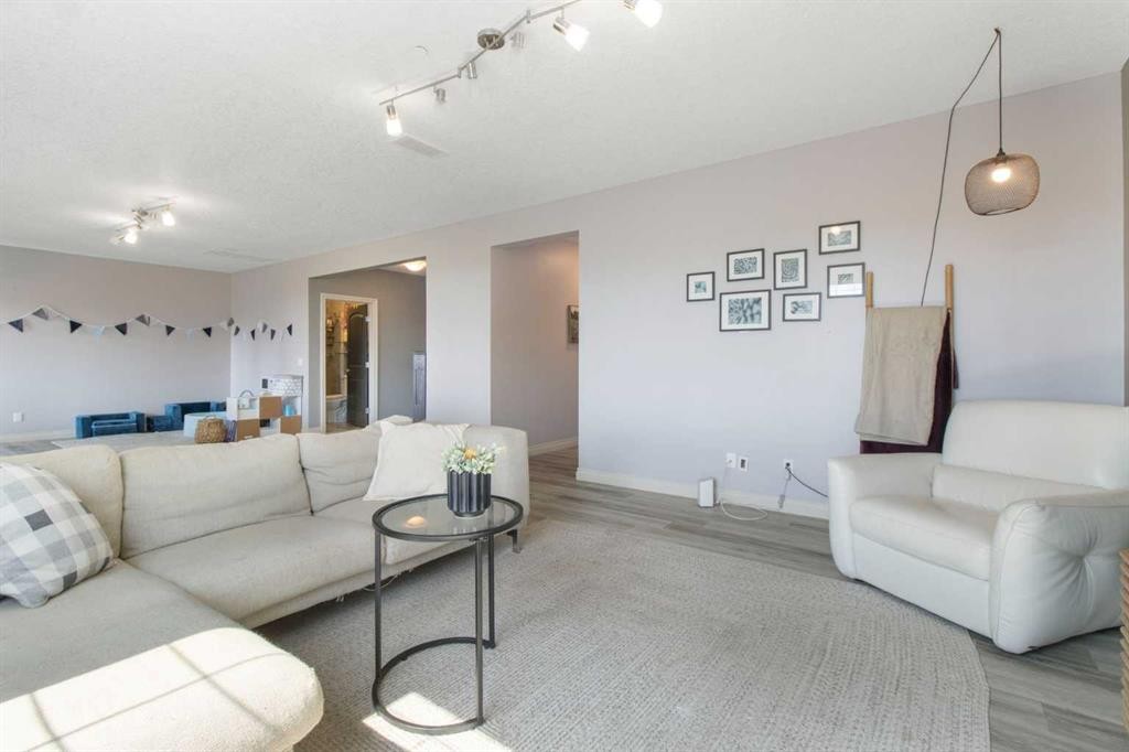 11 Muirfield Close, Lyalta, AB - Indoor Photo Showing Living Room