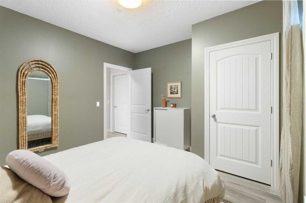 11 Muirfield Close, Lyalta, AB - Indoor Photo Showing Bedroom