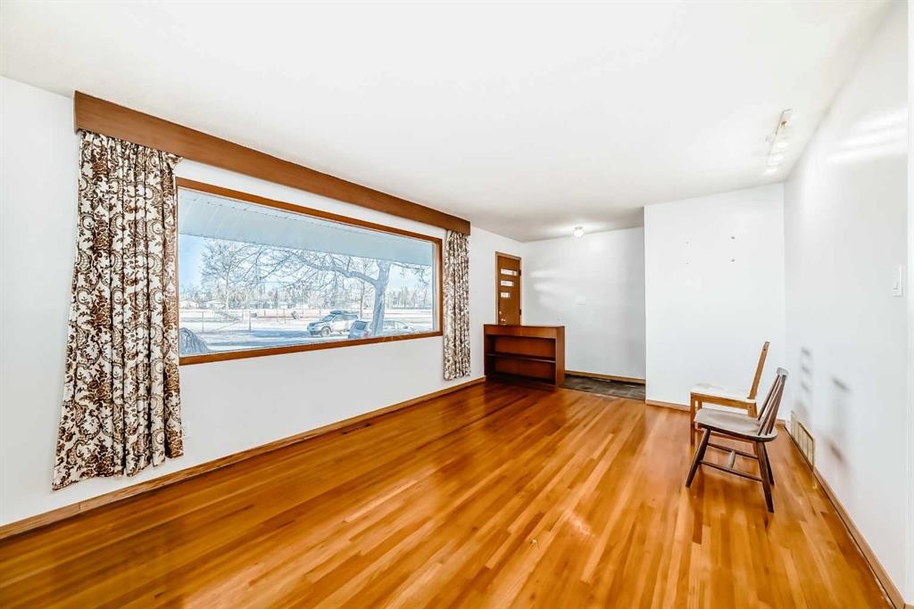 4703 35 Avenue Sw, Calgary, AB - Indoor Photo Showing Other Room