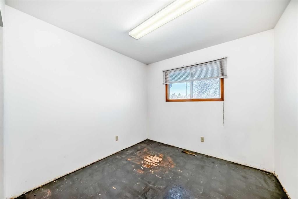 4703 35 Avenue Sw, Calgary, AB - Indoor Photo Showing Other Room