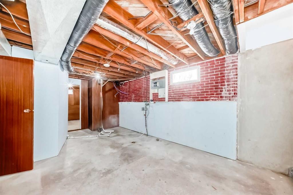 4703 35 Avenue Sw, Calgary, AB - Indoor Photo Showing Basement